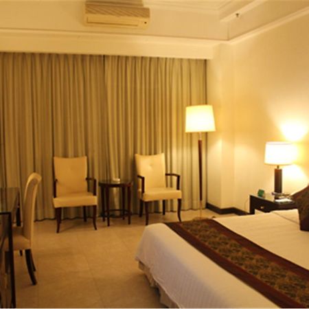 Clifford Golden Lake Hotel Foshan Exteriör bild
