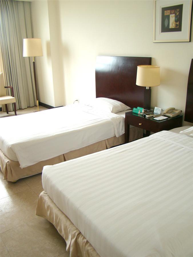 Clifford Golden Lake Hotel Foshan Exteriör bild